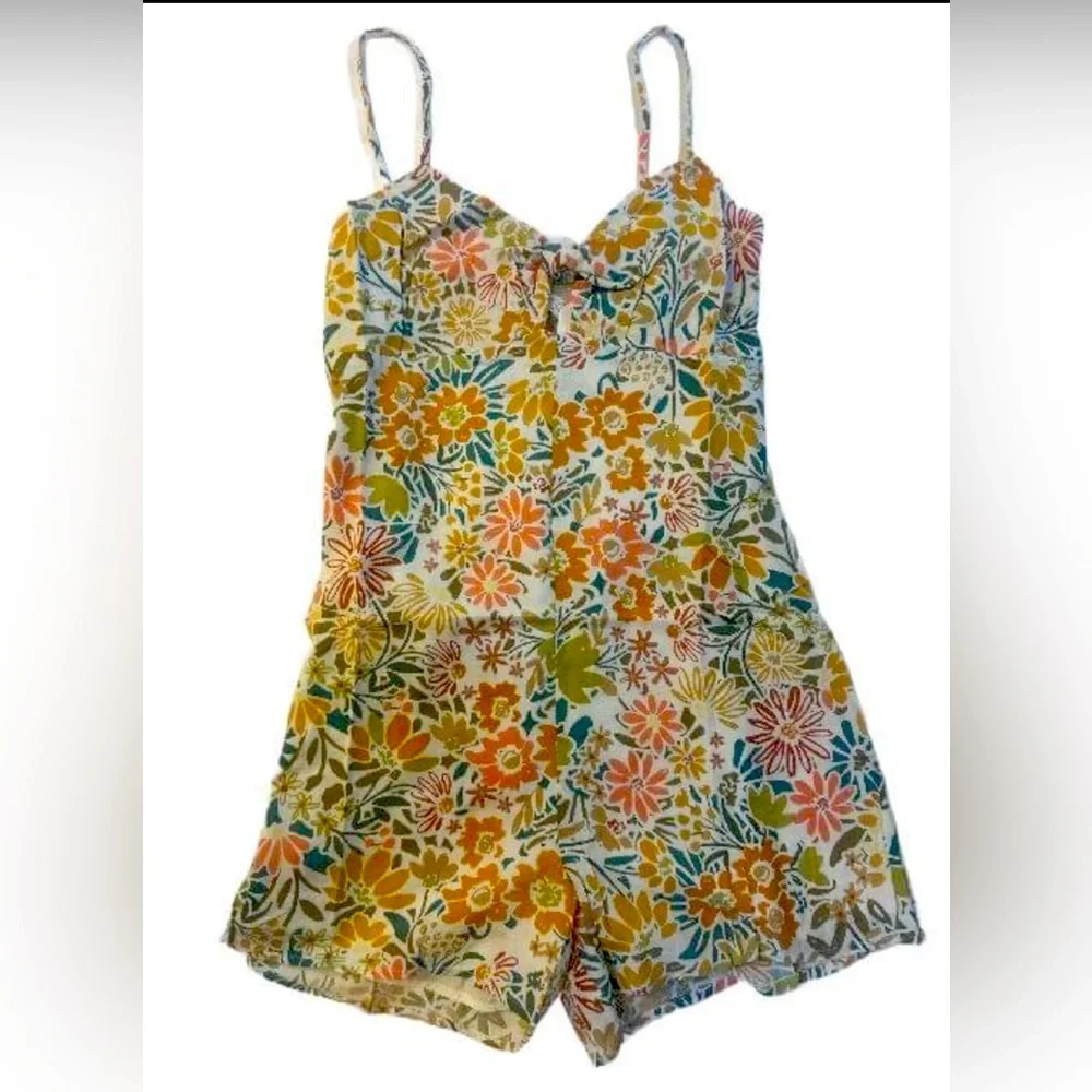 Floral Romper w/ tie closure - Picture 2 of 7